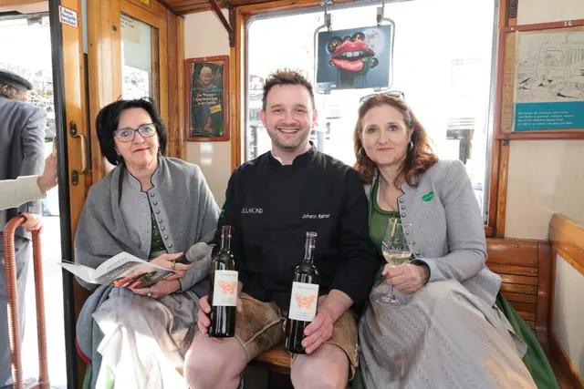 Johann Rainer mit Sylvia Loidolt und Susanne Haubenhofer in der Bim | Foto: Region Graz/Harry Schiffer