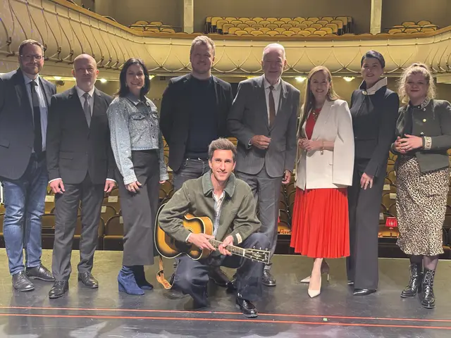 Reinhard Pilz, Direktor des BORG Wiener Neustadt, Gernot Schedlberger, Katharina Schick, Lukas Mörtelmayr, Bürgermeister Klaus Schneeberger (ÖVP), Maria Großbauer, Zoryana Kushpler, Elena Schwarz und Luke Andrews (vorne). | Foto: Schauer