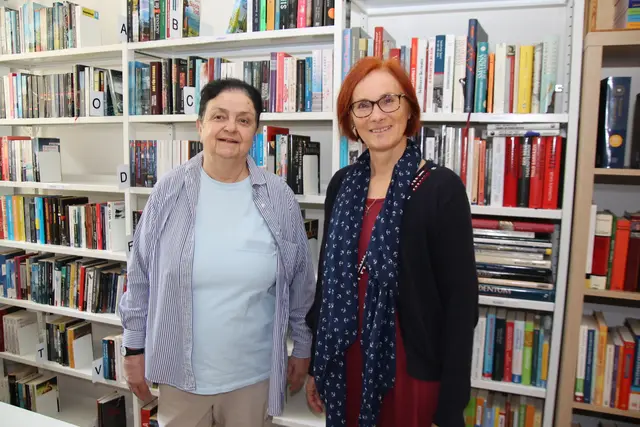 Evangelisches Zentrum: Bibliothekarin Monika Icelly, Pfarrerin Margit Geley.