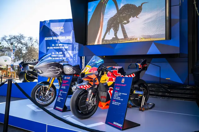 Am Rathausplatz wurden prominente Exponate ausgestellt, darunter der Red Bull Racing RB19 – das erfolgreichste Fahrzeug der Formel-1-Geschichte (21 Siege in 22 Rennen im Jahr 2023) – sowie die aktuelle KTM RC16 von Pedro Acosta. | Foto: Michael Jurtin/Red Bull Ring