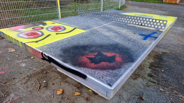 Besprühte Tischtennisplatten schränken den Spielbetrieb ein und verursachen unnötige Kosten - wir setzen uns für saubere Flächen und aktive Bewegung in Wien ein. | Foto: Tischtennis Hobby Wien