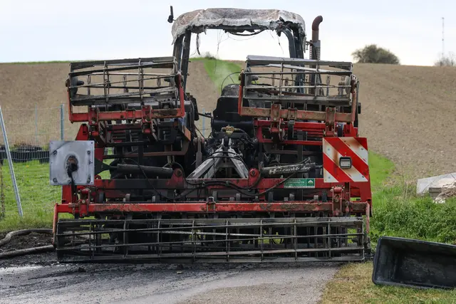 Ein Traktor der Marke John Deere brannte in Krenglbach vollkommen aus. | Foto: laumat.at
