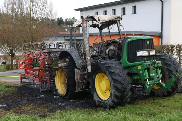 Ein Traktor der Marke John Deere brannte in Krenglbach vollkommen aus. | Foto: laumat.at