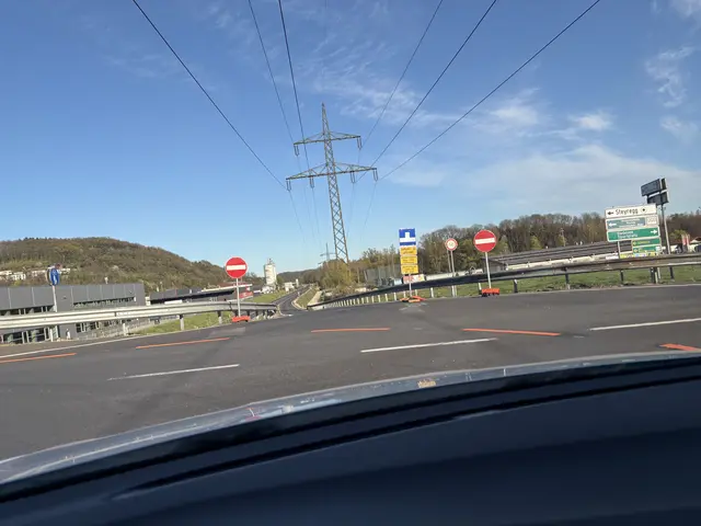 Hier ist die Stoptafel weg. Zum Linksabbiegen muss man nicht mehr warten, da eine Vorrangstraße eingerichtet wurde.  | Foto: MeinBezirk/ R.Gintner