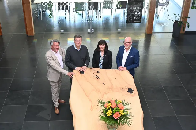 Mit 50 Beschäftigten ist Weissenseer Holz-System-Bau in Greifenburg ein wichtiger Arbeitgeber in der Region. CEO Christof Weissenseer zeigte WKÖ-Präsidentin Martha Schultz, WKK-Präsidenten Jürgen Mandl und dem Spittaler WK-Bezirksstellenobmann Georg Mathiesl (v. r.) den Betrieb. | Foto: OKN I Schober