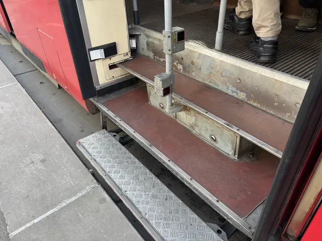 Vier Stufen, für manche Fahrgäste ein schwer bis unmöglich zu überwindendes Hindernis.  | Foto: Michael Marbacher/MeinBezirk