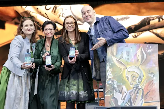 Die Familie Hochstrasser präsentierte mit Susanne Haubenhofer und Tom Lohner den Kürbiskerngeist. | Foto: Region Graz/Harry Schiffer