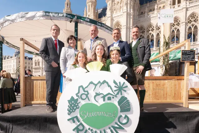 Eröffnung des Steiermark-Frühlings: Landtagspräsident Wien Christian Meidlinger, Steiermarks Landeshauptmann-Vize Manuela Khom und Landeshauptmann Mario Kunasek, Bundesminister Wolfgang Hattmannsdorfer und STG-Geschäftsführer Michael Feiertag, mit den Hoheiten Dachstein, Wein und Narzisse. | Foto: Rene Strasser