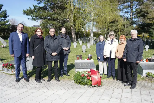 Kranzniederlegung zu Ehren von Gerald Mader: Thomas Nikles (Vizebürgermeister Mattersburg), Christine Teuschler (ACP-Vorstandsmitglied), Norbert Darabos (ACP-Präsident), Tobias Lang (ACP-Direktor), Ilse Divosch, Britta Kirchler-Mader (Tochter von Gerald Mader), Christa Prets (Landesrätin a.D.) und Erwin Schranz (Landtagspräsident a.D.) | Foto: ACP Schlaining