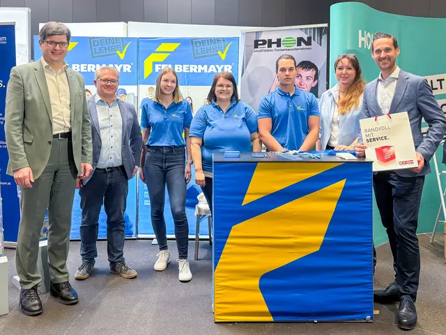 v.l.n.r.: Franz Edlbauer, Alexander Huber, Martina Eferdinger mit Christine Wimmer und Dominik Dallos von Felbermayr, Sylvia Abraham und Thomas Brindl (WKO Wels). | Foto: © WKO