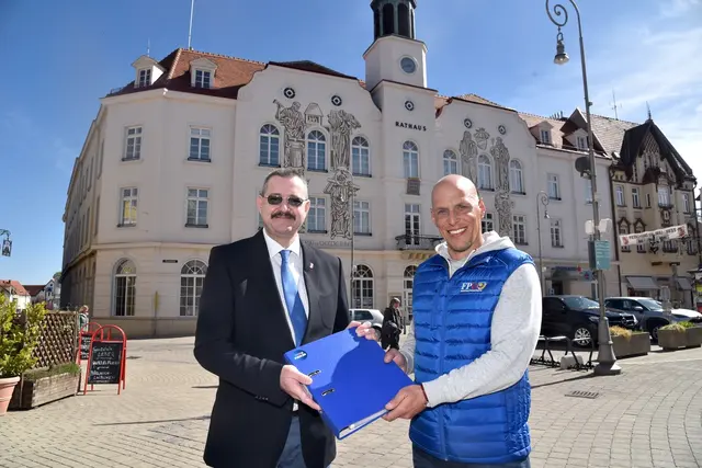 Robert Toder (l.) mit Spitzenkandidat Helmut Fiedler. | Foto: FPÖ Niederösterreich