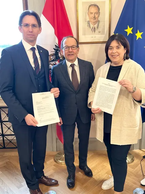 Nationalratsabgeordneter Joachim Schnabel, 2. Nationalratspräsident Peter Haubner und Nationalratsabgeordnete Agnes Totter (v. l.) bei der Übergabe der Petition | Foto: ÖVP