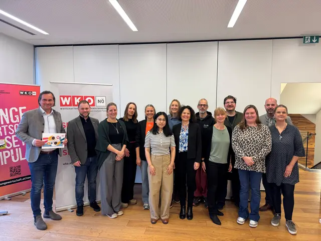 Bezirksstellenobmann Christian Bauer, Technologie und InnovationsPartner Wendelin Regau, Bezirksstellenreferentin Romana Franzl mit den Teilnehmerinnen und Teilnehmer. | Foto: WKNÖ