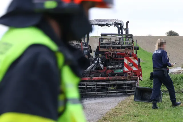 Ein Traktor der Marke John Deere brannte in Krenglbach vollkommen aus. | Foto: laumat.at