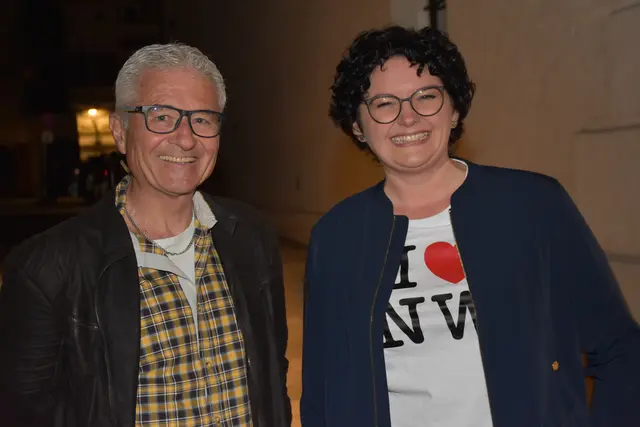 Die gebürtige Dimbacherin Claudia Reithner und kernölverliebte Steirerin feierte im Stadttheater Grein ihre gelungene OÖ-Premiere mit jeder Menge Humor, Austropopp Parodien und purer Bühnenpower mit Tiefgang. Claudia Reithner mit ihrem ehemaligen Klassenvorstand Harald Klammer.  | Foto: Robert Zinterhof