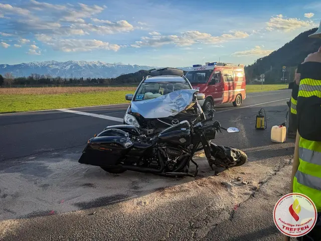Beim Einbiegen in die Niederdorfer Straße kam es zu einer Kollision zwischen einem Pkw und einem entgegenkommenden Motorrad.  | Foto: Freiwillige Feuerwehr Treffen