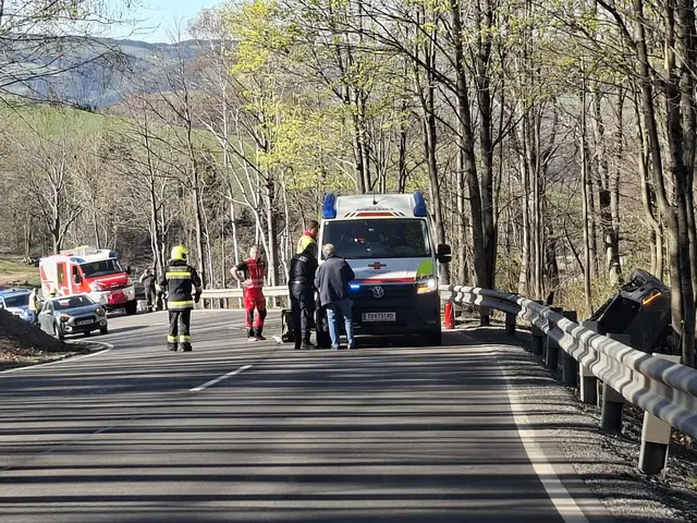 Fahrzeug krachte bei Krumbach gegen Baum, Fahrer hatte großes Glück