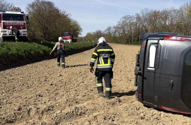 Ein PKW geriet auf der B2 Richtung Stoitzendorf von der Fahrbahn. | Foto: Feuerwehr Eggenburg