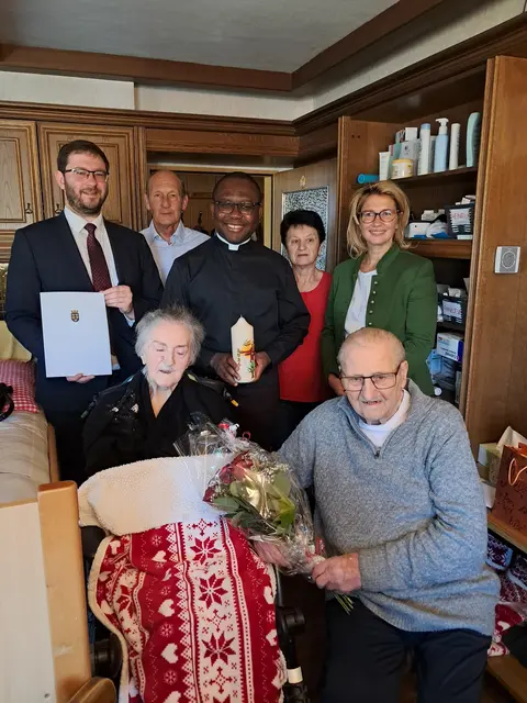 Robert Ollrom, Christian Pfeiler, Ikenna Okafor, Schlinger Elvira, Bgm. Doris Kellner und Anneliese und Heinrich Schaludek.
 | Foto: Gemeinde Bernhardsthal