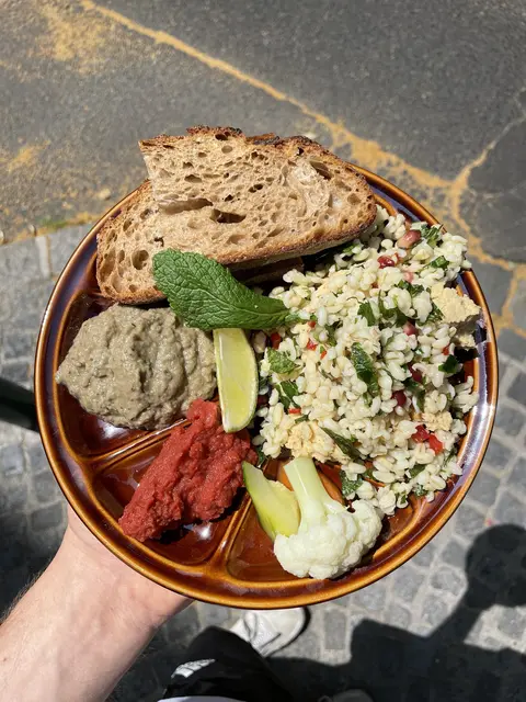 Es gibt im Café Kriemhild eine große Auswahl an veganen Speisen. | Foto: Café Kriemhild