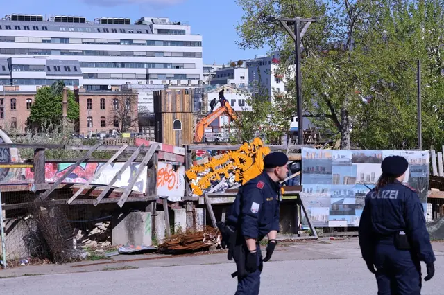 Zwei weitere Aktivisten haben den angerollten Bagger in weiterer Folge erklommen.  | Foto: z.V.g.