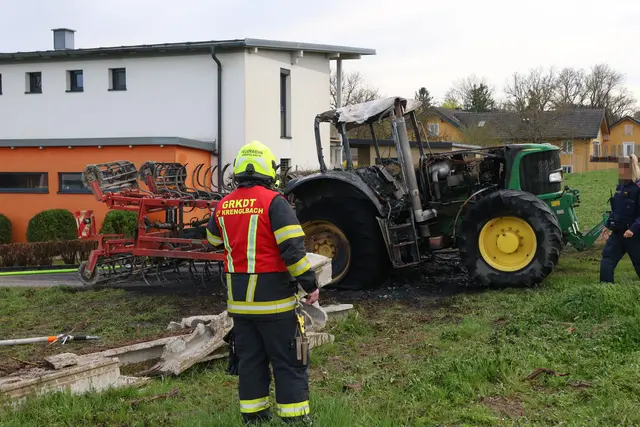 Ein Traktor der Marke John Deere brannte in Krenglbach vollkommen aus. | Foto: laumat.at
