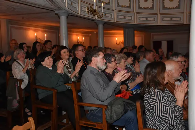 Die gebürtige Dimbacherin Claudia Reithner und kernölverliebte Steirerin feierte im Stadttheater Grein ihre gelungene OÖ-Premiere mit jeder Menge Humor, Austropopp Parodien und purer Bühnenpower mit Tiefgang. | Foto: Robert Zinterhof