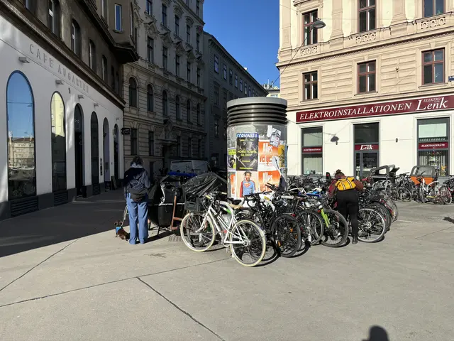 Überfüllte Radbügel an der U2-Station Taborstraße
