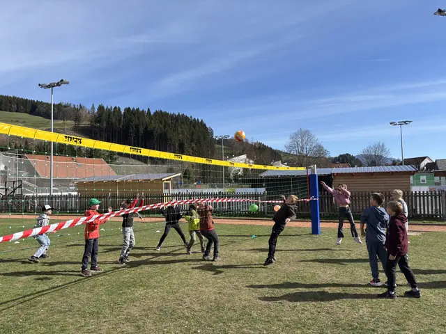 Natürlich wurde das neue Volleyballnetz gleich ausprobiert.  | Foto: MeinBezirk/Angelina Koidl