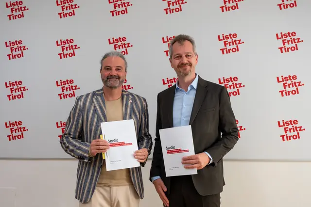 LA Markus Sint, Univ.-Prof. Jürgen Huber mit Studie. | Foto: Liste Fritz