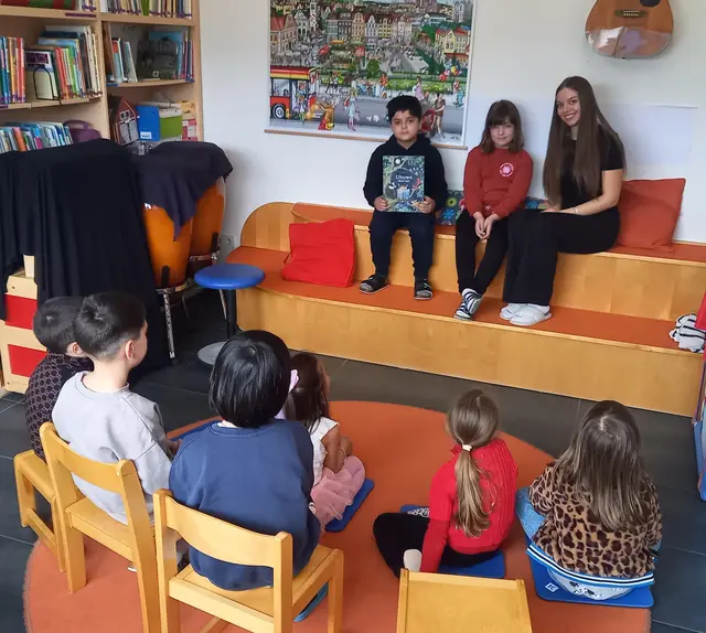Volksschüler weckten die Leselust im Kindergarten