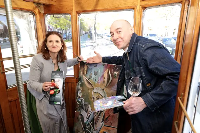 Tom Lohner präsentierte seine Kunst, hier mit Susanne Haubenhofer. | Foto: Region Graz/Harry Schiffer