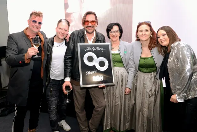 Christian Stani (3. v. l.) mit den Bandmitgliedern und den Vertreterinnen der Erlebnisregion Graz | Foto: Region Graz/Harry Schiffer