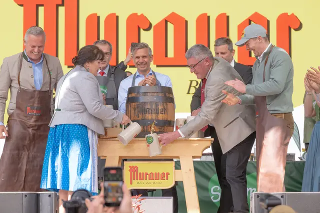Ein Höhepunkt der Eröffnung war der traditionelle Bieranstich mit steirischem Bier.  | Foto: Rene Strasser