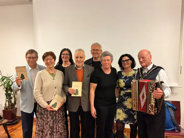 Gruppenbild mit Akteuren der Buchpräsentation.