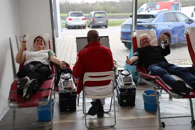 Viele Freiwillige, unter anderem auch Bürgermeister Weil, spendeten Blut.  | Foto: Kamper