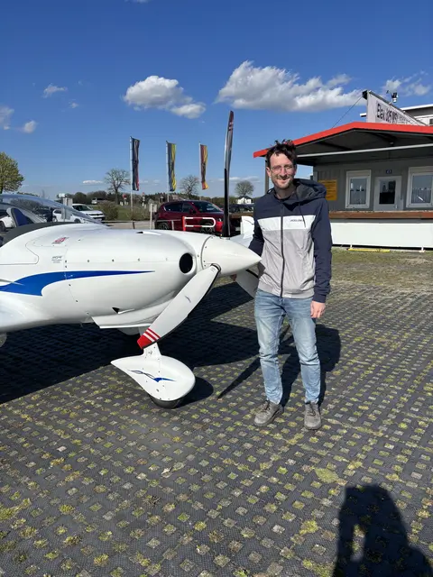 Lukas Ameisbichler ist einer der fünf Piloten, der am Gedenkflug mitfliegt. | Foto: Tanja Handlfinger