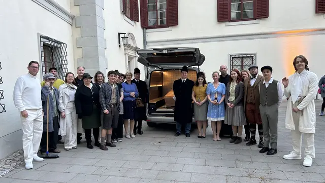 Nova Ensemble mit Leichenwagen. | Foto: NOVA