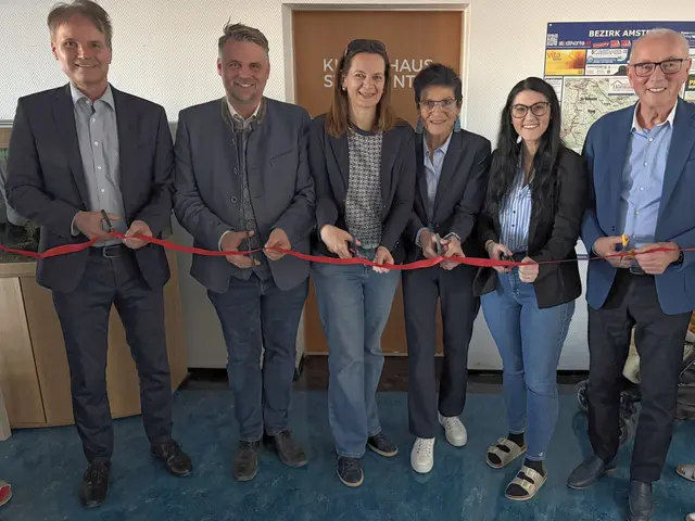 Wolfgang Liebl (Die Siedlung), Lukas Michlmayr (Abgeordneter zum NÖ Landtag), Kerstin Suchan-Mayr (Bürgermeisterin und Abgeordnete zum NÖ Landtag), STR Andrea Prohaska, Jasmin Siebenhandl (Leiterin Kinderhaus Sankt Valentin), Ewald Sacher (Präsident Volkshilfe NÖ) | Foto: Stadtgemeinde Sankt Valentin