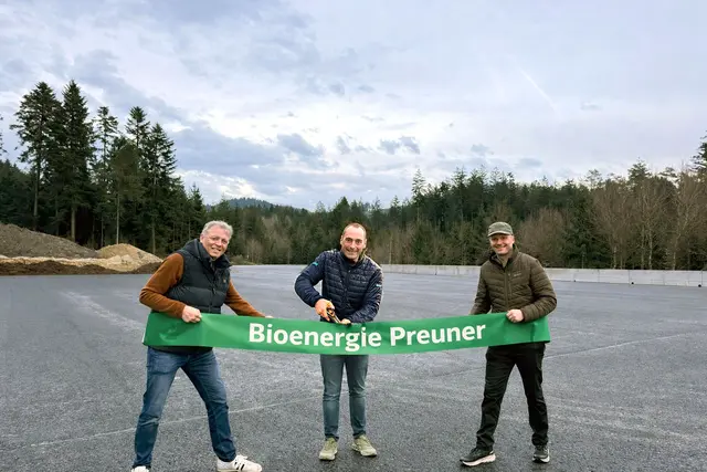 Andreas Berger, Bürgermeister Norbert Weber und Thomas Preuner (v.l.).
 | Foto: Bioenergie Preuner