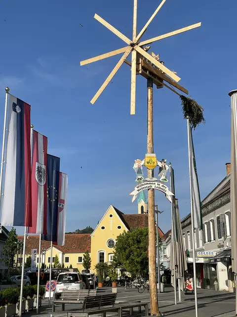 Der Klapotetz vor dem Leibnitzer Rathaus mit dem Trachtenpärchen wird heuer am 24. Juli aufgestellt. | Foto: Kerstin Reinprecht