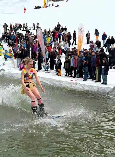 Auch waghalsige Frauen nahmen am Watersurf-Contest teil.  | Foto: Bergbahnen See