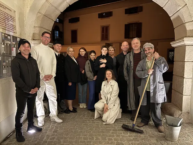 Das Team "Der Irdischen" gemeinsam mit Autor Florian Neumann. | Foto: Mirjam Preineder
