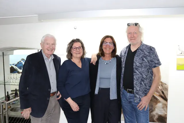 Vermieter Johann Schenner, die Künstler Lisa Krabichler und Peppi Spiss sowie Marion Alber vom Kulturausschuss der Gemeinde St. Anton am Arlberg.  | Foto: Elisabeth Zangerl