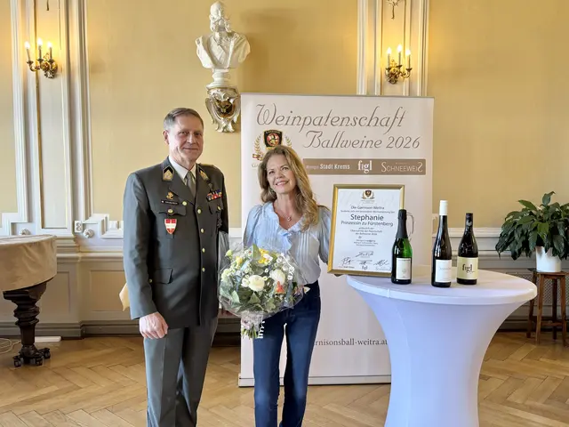 Garnisonskommandant Herbert Gaugusch dankte Stephanie Fürstenberg für die Übernahme der Patenschaft und überreichte eine Urkunde.  | Foto: MeinBezirk/Pilz