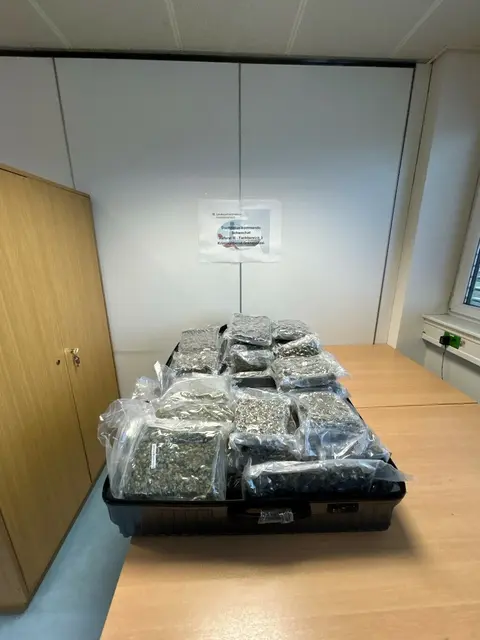 Bedienstete des Stadtpolizeikommandos Schwechat stellten eine erhebliche Menge Cannabiskraut sicher (Symbolbild). | Foto: LPD NÖ/SPK Schwechat