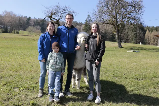 Simone und Daniel Stadlmair (links) mit Sohn Janik, Tochter Lena und Alpaka Nepomuk. Nicht am Bild: Miriam Stadlmair.