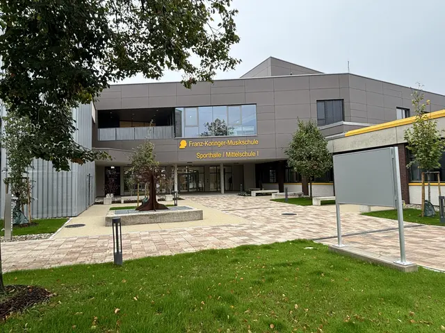 Die Mittelschule 1 in der Wagnastraße wurde durch den Zubau der Franz-Koringer-Musikschule Leibnitz multifunktional aufgestockt. | Foto: Waltraud Fischer