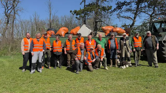 Ein starkes Zeichen für den Umweltschutz setzten die Seyringer Jägerschaft und die Behindertenhilfe „Geh mit uns“ aus Kapellerfeld beim gemeinsam organisierten Flurreinigungstag.  | Foto: Gözsy