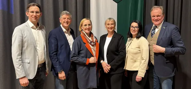 Ziehen an einem Strang: Bezirksobmann NAbg. Bgm. Joachim Schnabel, Bgm. Gerhard Rohrer, Bgm. Elke Halbwirth, Bezirkshauptfrau Karin Wiesegger-Eck, Bgm. Tanja Fauland-Gratz und Präsident Bgm. Erwin Dirnberger | Foto: Gemeindebund